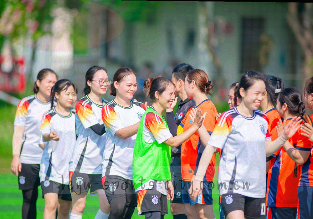 纸张叠层联系卡、邮票边缘与暖橙标签